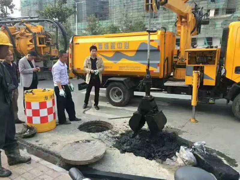 舞钢街道：网格员化身“清道夫”，为民解忧疏通“堵心”化粪池