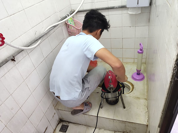 舞钢管道堵塞冒臭气 专业师傅现场解决问题