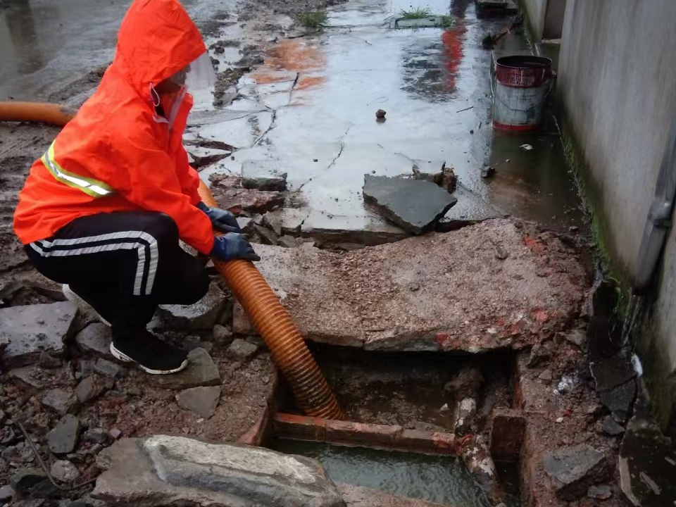 舞钢专业清理污水池 炜誉市政以规范流程守护城市 “肠道”