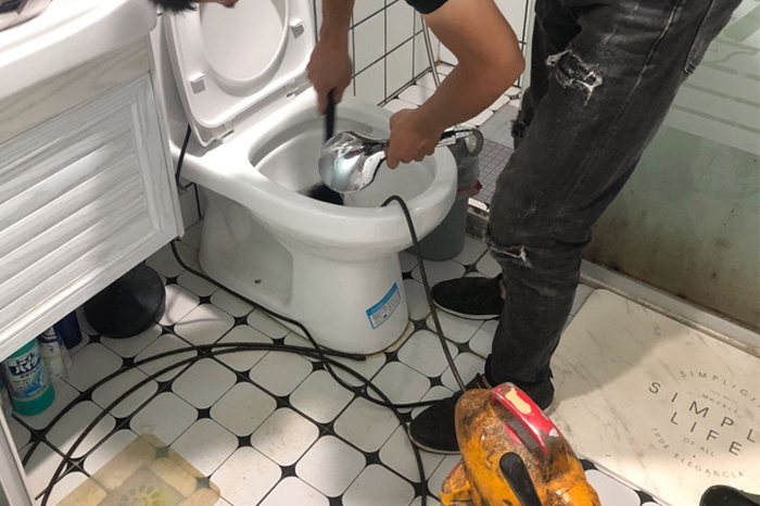 舞钢马桶堵塞自己疏通还是找师傅？专业上门服务让你省时更省心